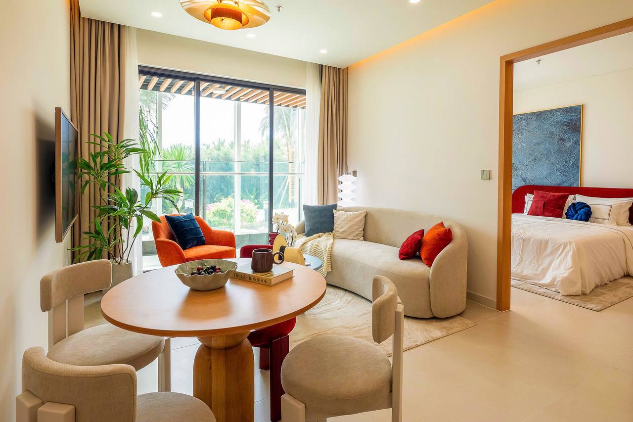 Thăm căn hộ mẫu Bãi Tiên: nội thất đỏ gạch và bồn tắm ngắm biển